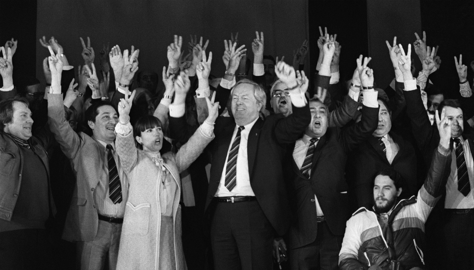 Réunion du FN, bras en l'air !