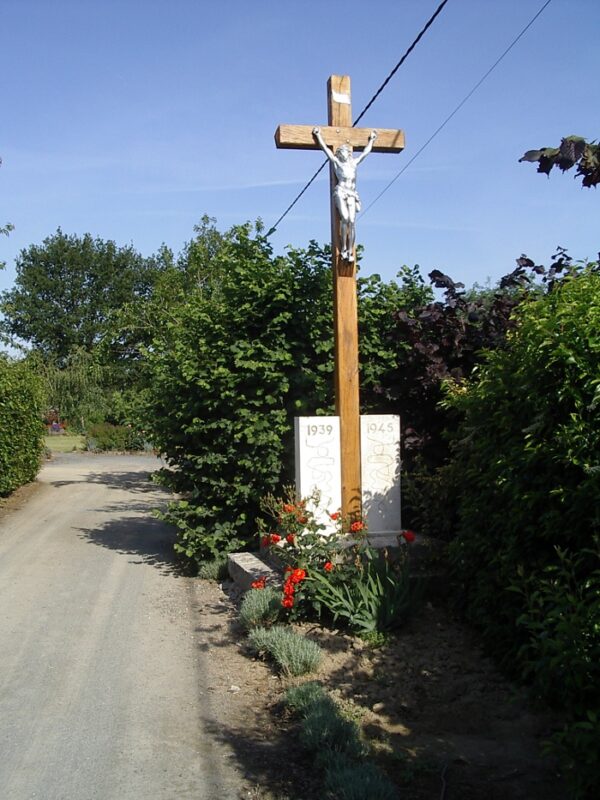 Croix et mémorial sur le bord d'une route